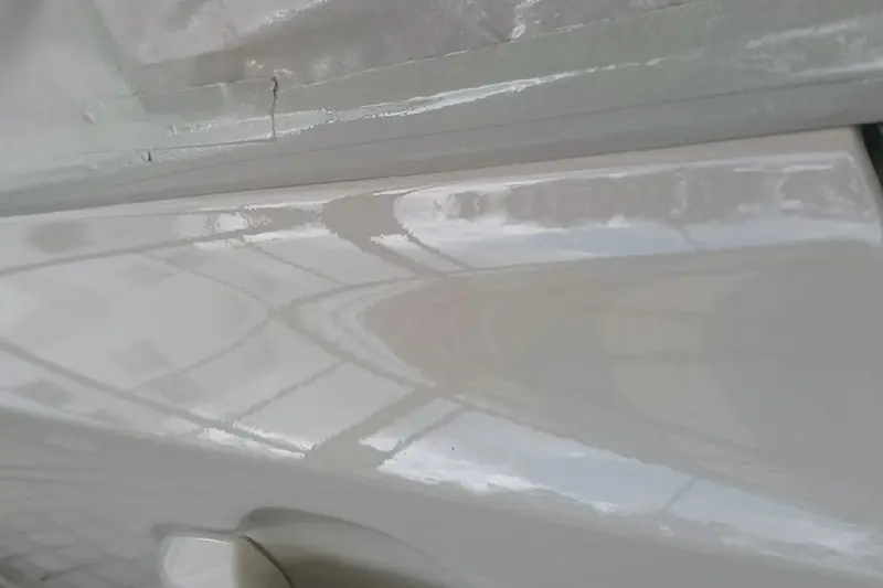 Reflejo en la pintura blanca de una puerta recién terminada