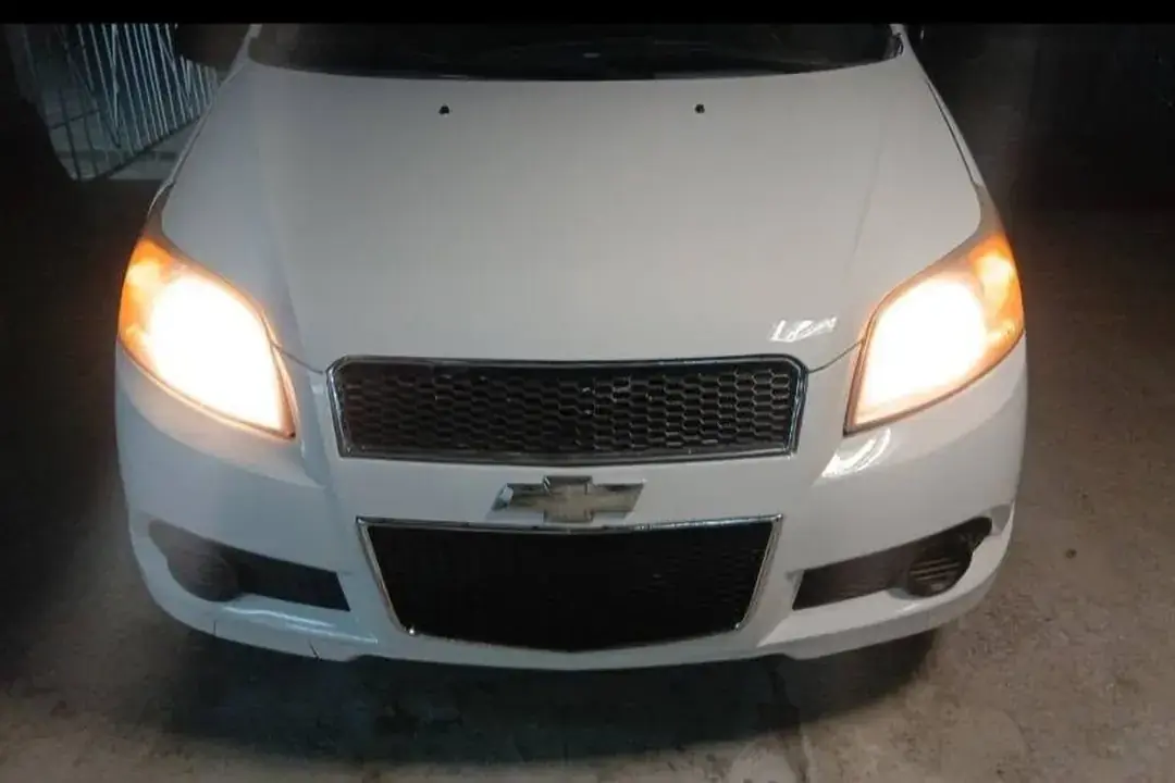 El mismo Chevrolet Aveo con el frente reparado y pintado