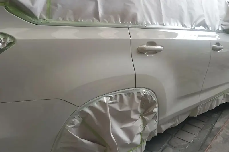 Camioneta cubierta con papel y plástico antes de pintar