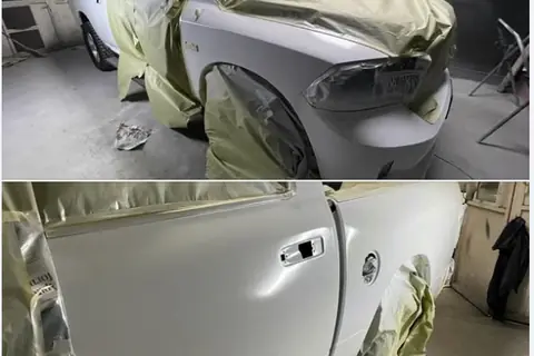 Pick-up cubierta con plástico y una puerta preparada para pintura