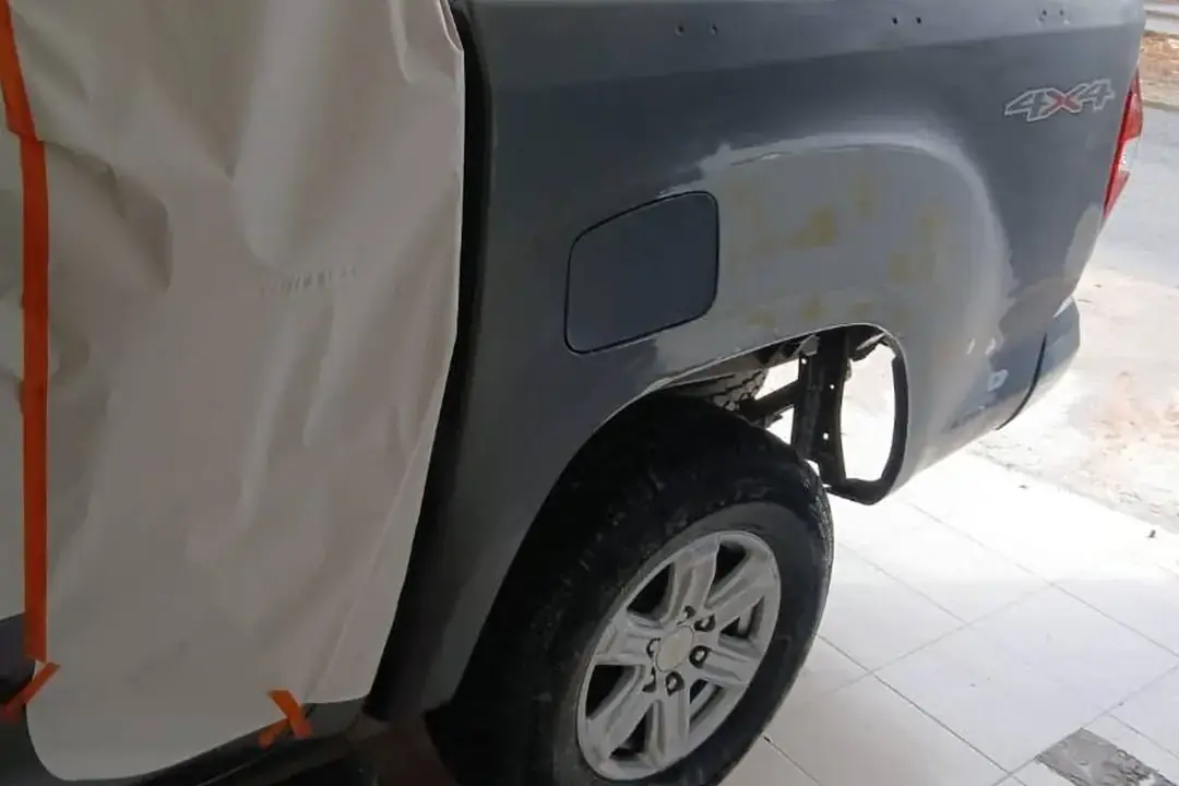 Costado de una Chevrolet S10 con la lámina dañada, foto tomada de lado