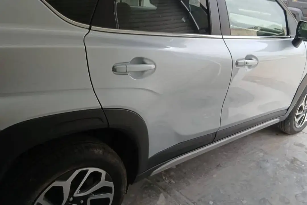 La misma camioneta con el costado reparado y pintado en Taller212