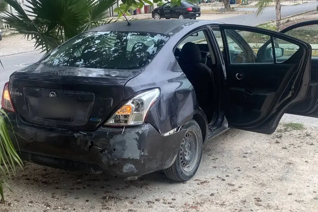 Nissan Versa con la defensa trasera y el costado golpeados